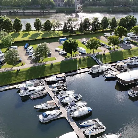 House Boat Athene 船屋