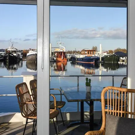 House Boat Athene 보트호텔