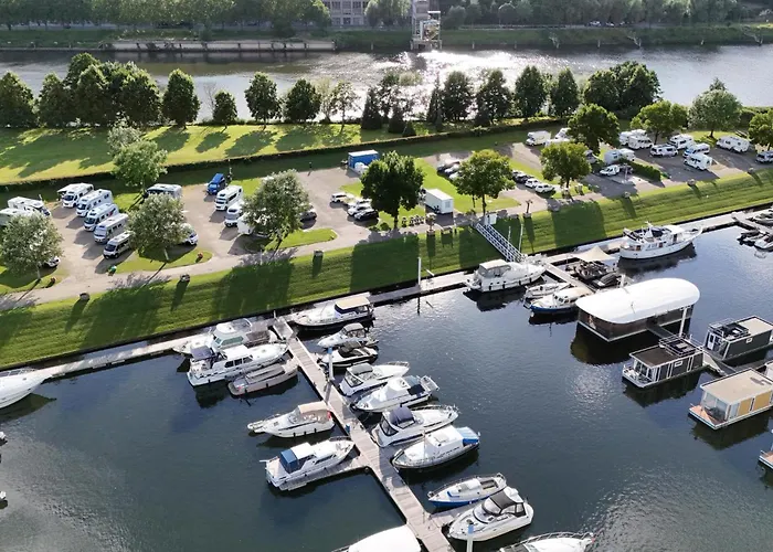 House Boat Athene Botel