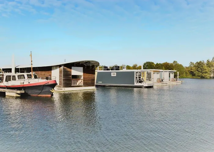 Botel House Boat Athene 4*