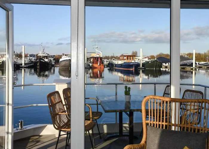 House Boat Athene Botel