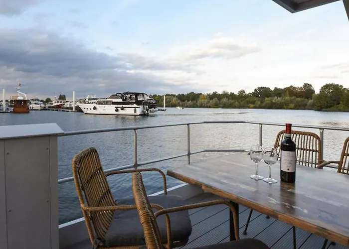 House Boat Athene Botel 4*