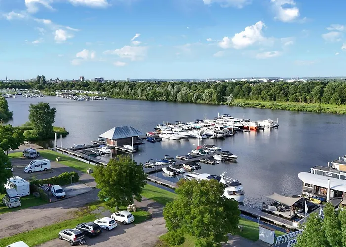 Botel House Boat Athene 4*